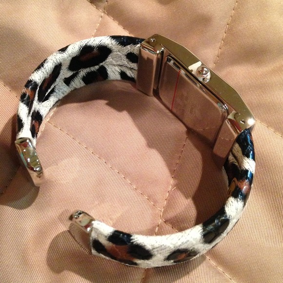 HOLD BRAND NEW Leopard print Hinged Cuff  Watch - Picture 4 of 4