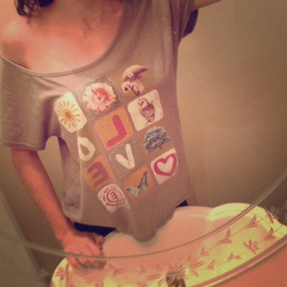 Awesome gray love shoulder shirt! - Picture 1 of 4