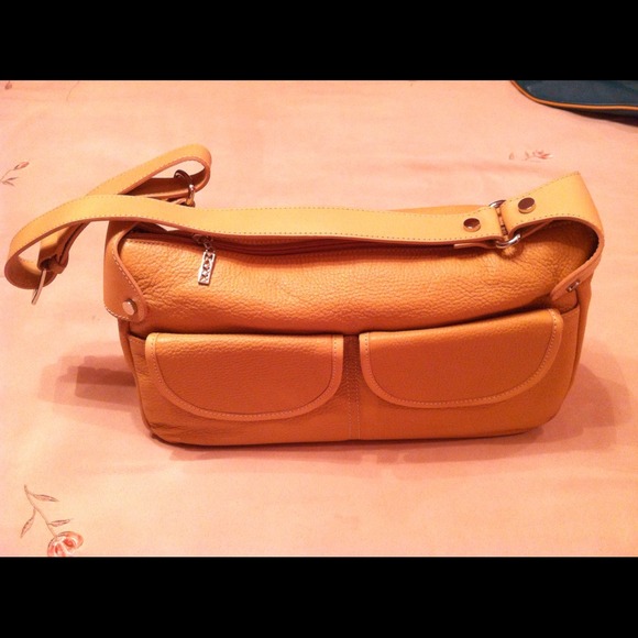 MAXX New York leather shoulder bag.