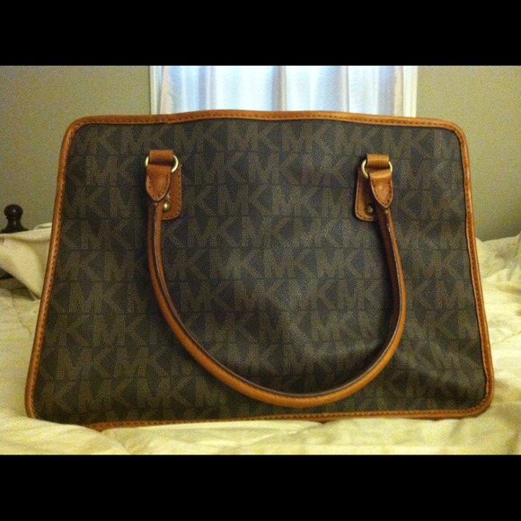 *Held for @daniellelara* Michael Kors tote