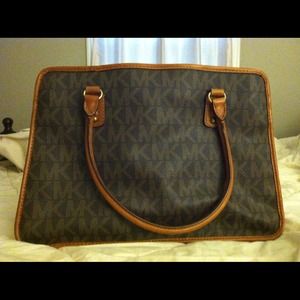 *Held for @daniellelara* Michael Kors tote