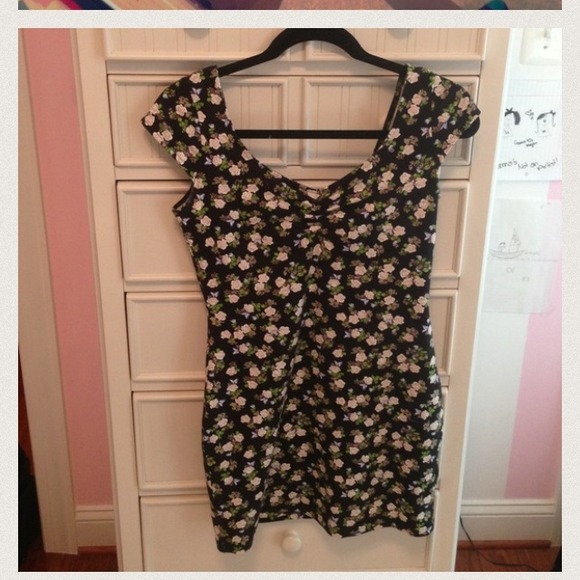 🚫SOLD🚫Floral H&M fitted dress !!!