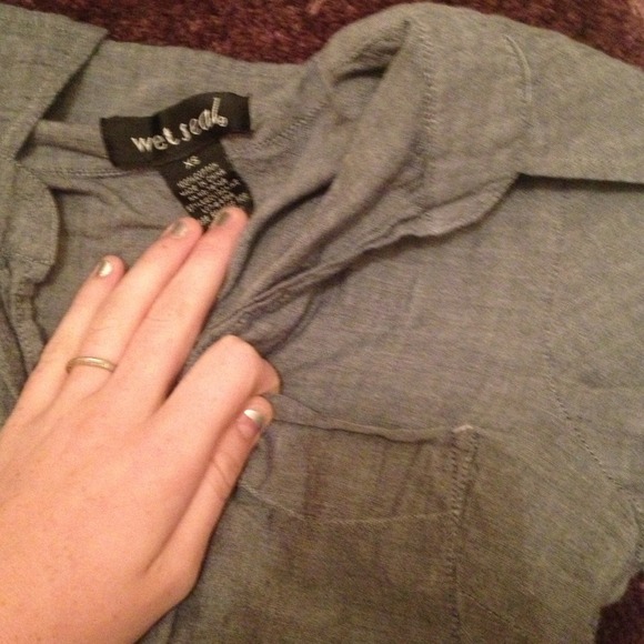 Light gray button up top! - Picture 4 of 4