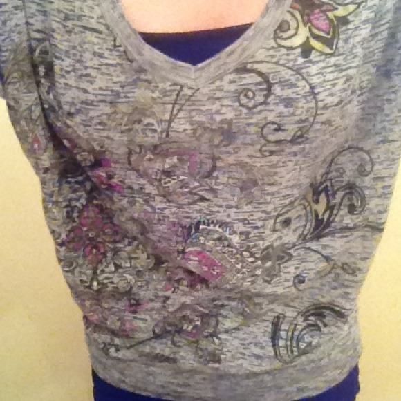 Gray top with purple an black designs! - Picture 4 of 4