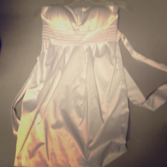 White strapless dress with pockets! - Picture 1 of 2
