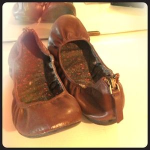 Beautiful patten leather brown zipper flats