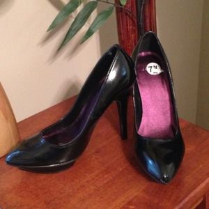Almost new JOEY black patent pumps
