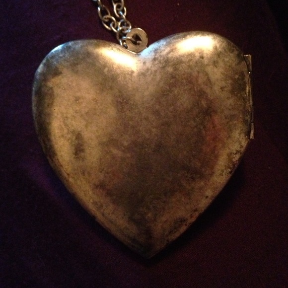 Lucky Loo Loo Large Filagree CROW Heart Locket - Picture 2 of 4