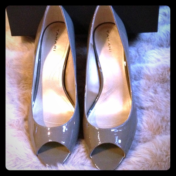 Tahari Peeptoe Patent Leather Sz10 Autumn Taupe
