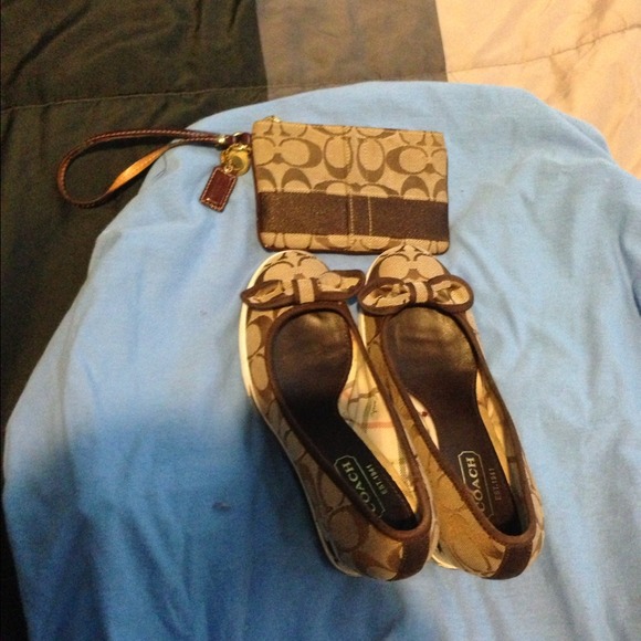 💥 Price cut💥 coach wedges w/matching wristlet - Picture 2 of 4