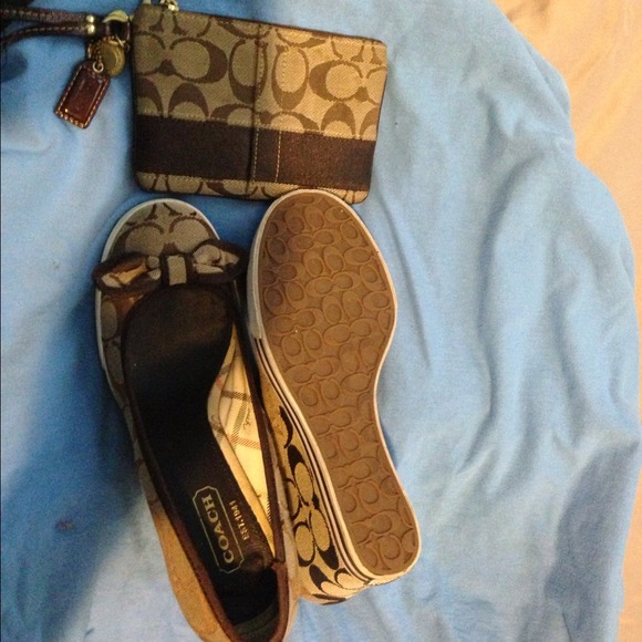 💥 Price cut💥 coach wedges w/matching wristlet - Picture 3 of 4