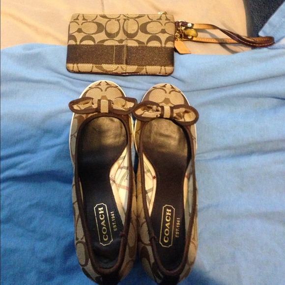 💥 Price cut💥 coach wedges w/matching wristlet - Picture 4 of 4