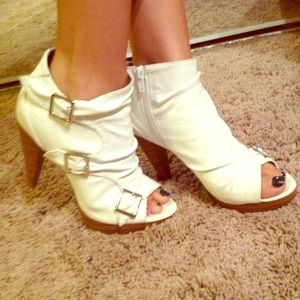 🎉🎉HP 11/18🎉🎉 Ankle peep toe booties!!