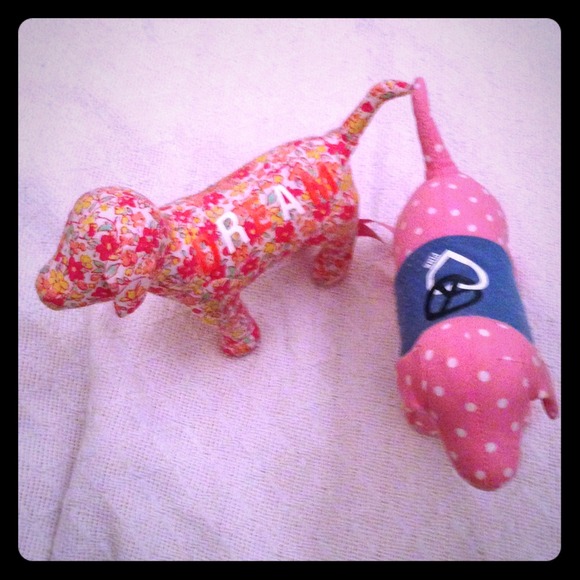 2 VS Pink Dogs