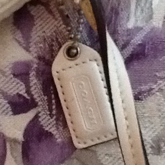 SOLD.       Coach Wristlet - JW23 - Picture 4 of 4