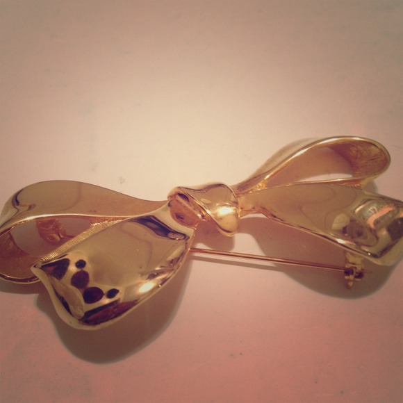 Vintage gold bow pin