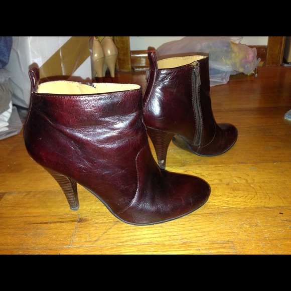 🚫SOLD🚫Maroon tinted dark brown leather booties!!