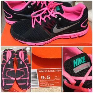 🎀RESERVED!🎀 Women's NIKE REAX ROCKET 2  (Sz9.5)