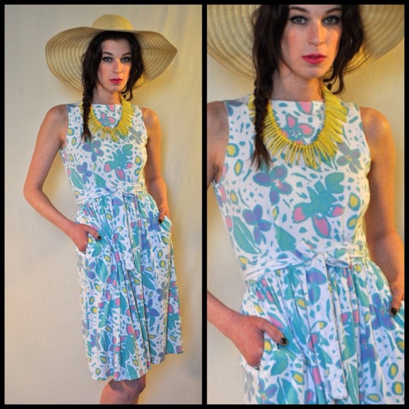 🚫SOLD on etsy🚫vintage open back wrap dress - Picture 2 of 3