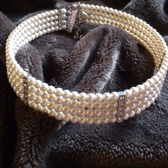 Pearl and diamond fashion choker very elegant.