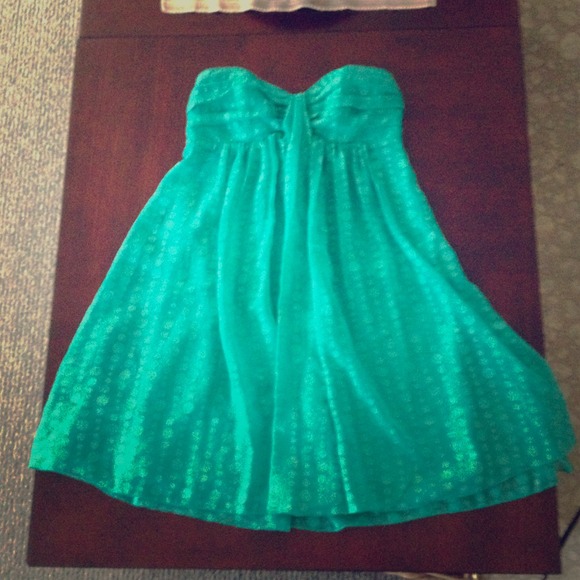 Strapless turquoise dress.