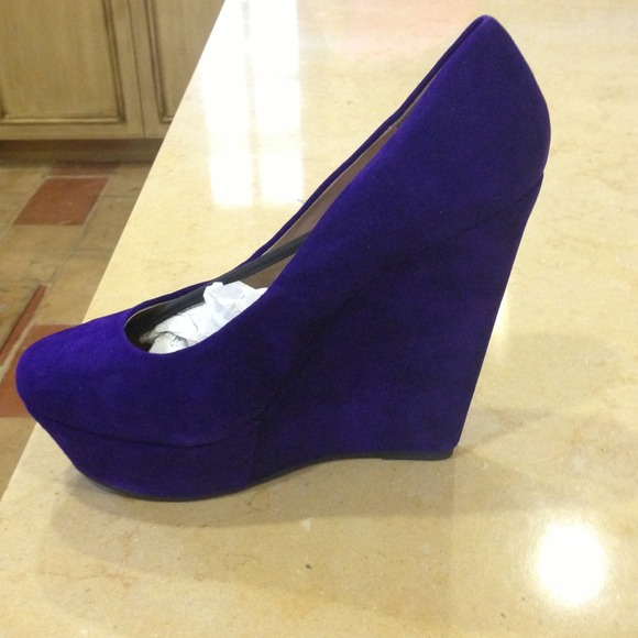 NEW Purple aldo suede shoes never worn