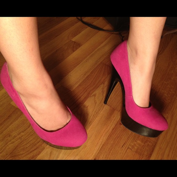 Cute hot pink suede and black pumps!