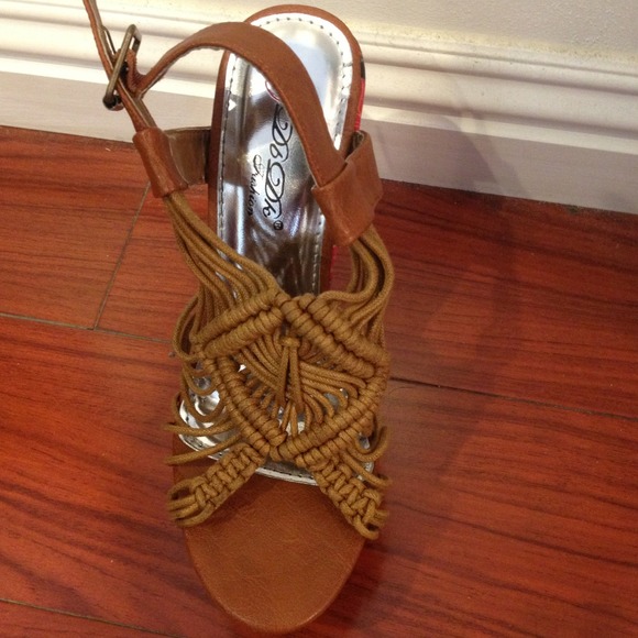 Strappy print wedge heels! 👠 - Picture 2 of 3