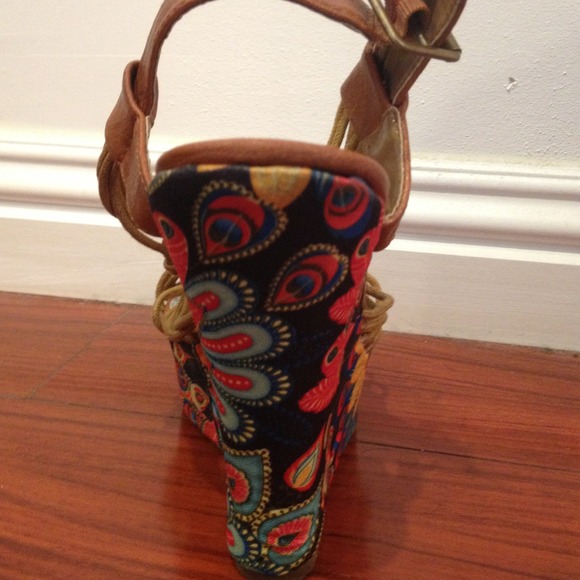 Strappy print wedge heels! 👠 - Picture 3 of 3