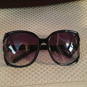 Oversized sunglasses (black frame)