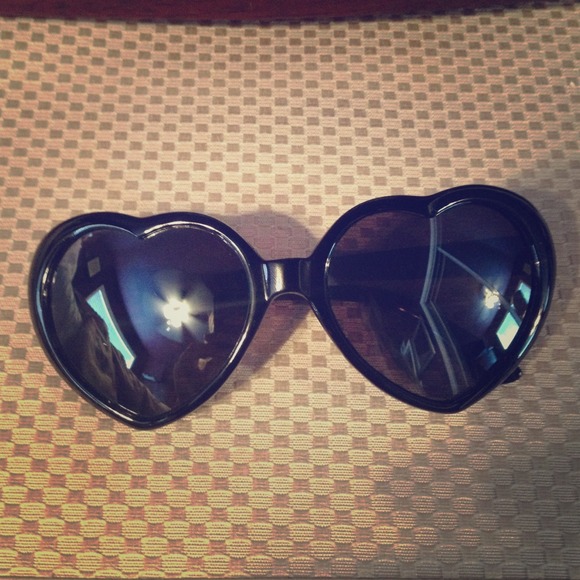 ❌SOLD❌Heart-shaped sunglasses (black frame) - Picture 1 of 2
