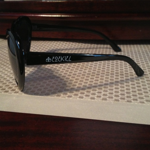 ❌SOLD❌Heart-shaped sunglasses (black frame) - Picture 2 of 2