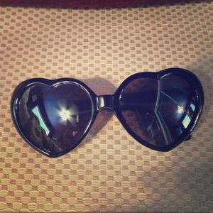 ❌SOLD❌Heart-shaped sunglasses (black frame)