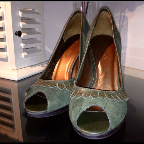 Green Suede Peep-Toe Heels - Picture 2 of 3