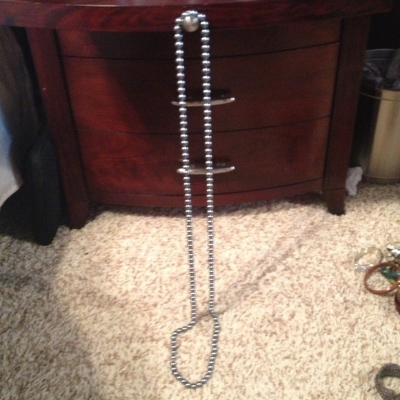 🔴SOLD🔴Ultra long gunmetal faux pearl necklace - Picture 3 of 3