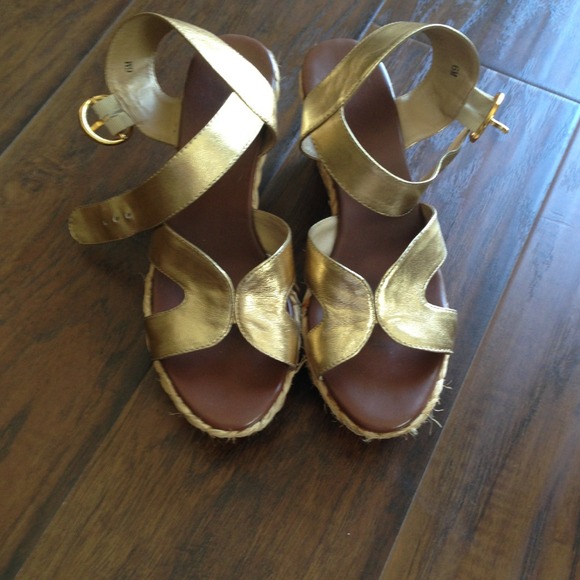 Metallic gold wedges