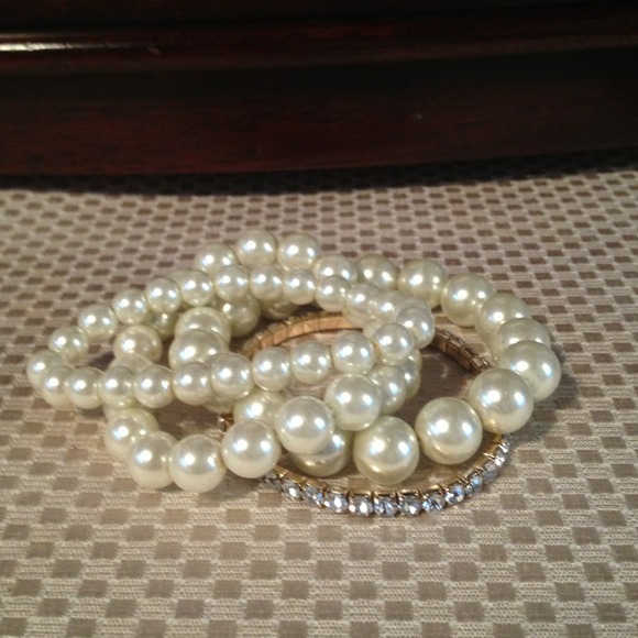 🔴SOLD🔴 Faux pearl bracelet set - Picture 1 of 1