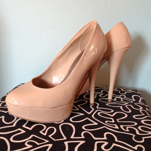 Womens nude pumps size 7 Wide