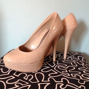 Womens nude pumps size 7 Wide