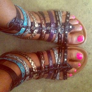 Very cute sandals!