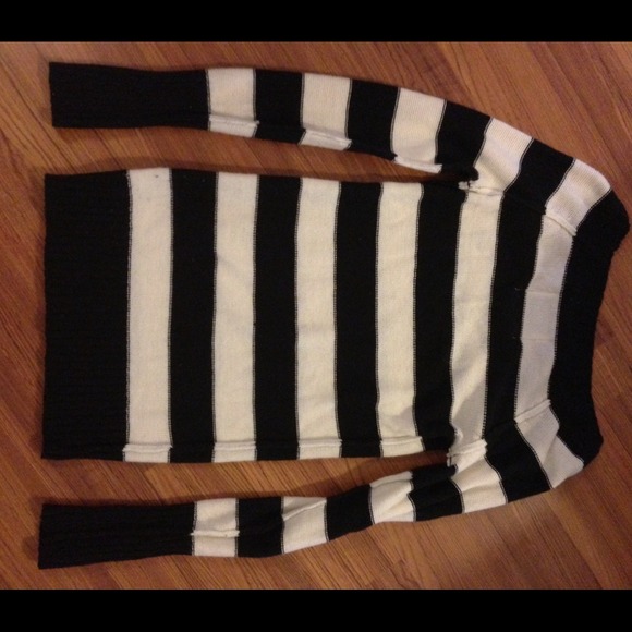 SOLD W/ BUNDLE - Picture 2 of 3
