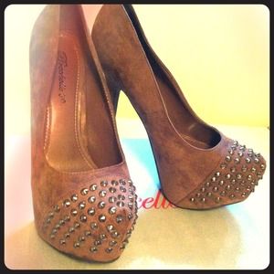 Blush spiked toe pumps