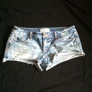 Shorts with some pink siems