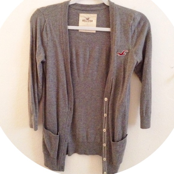 SOLD 🚫 Hollister Cardigan