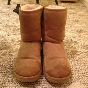 ON HOLD Classic short uggs!