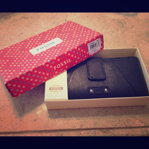 🌸✨ NWT Fossil Wallet! 🌸✨❤