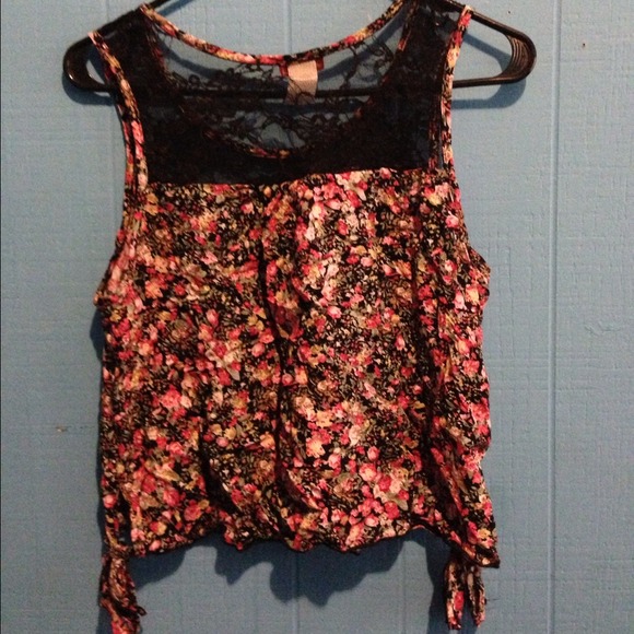 💥PRICE REDUCTION💥Flower with lace crop top