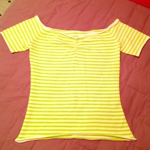 ⚡TRADED⚡Off the shoulder pin up top