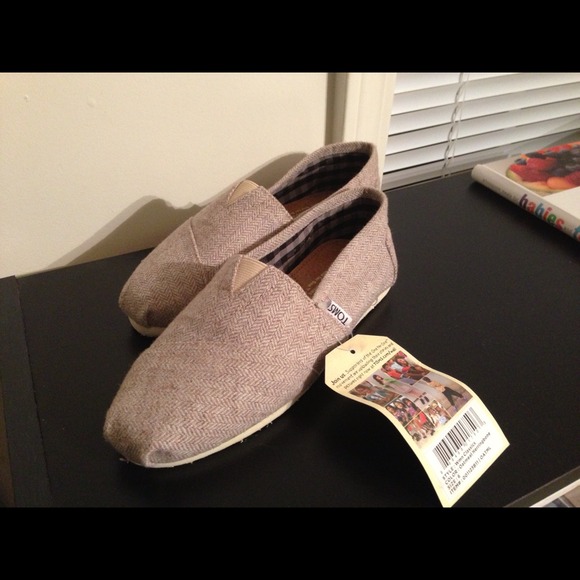 TOMS sz 6