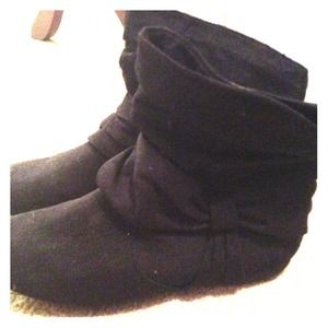 Rampage Black bootie with bow on side